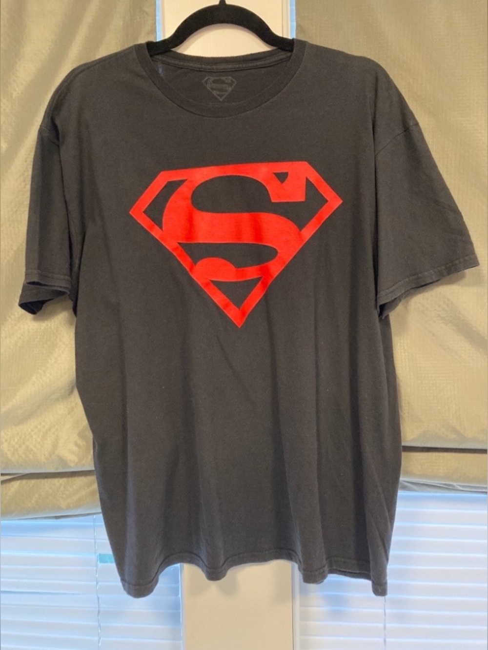 Gap Men's Black Graphic Superman Logo T-Shirt - Red Emblem, Size Large